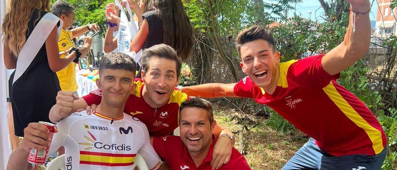 Pablo Lospitao, izquierda, junto a otros integrantes del equipo español.