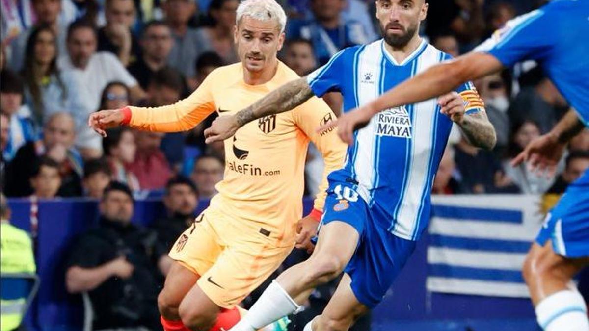 Darder y Griezmann durante el encuentro que desató la ira del Espanyol