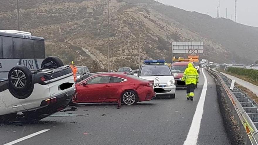 Cuatro rescatados al caer sus coches en una acequia y dos ramblas en Alicante