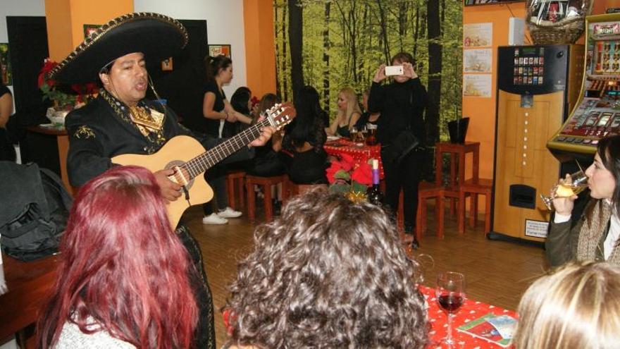 Javi, el charrito quiteño, amenizando las cenas en Goxo, un lugar sorprendente.