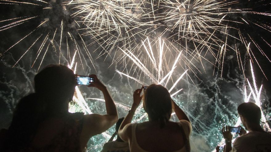 Una batalla de flores reubicada y una nueva Virgen de 3,5 metros
