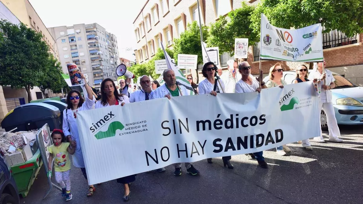 Médicos de Badajoz claman en una nueva movilización: "No podemos tener jornadas de 24 horas continuadas"