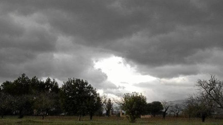 Dunkel ist der November-Himmel über der Insel