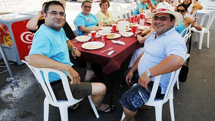 Miembros de la hoguera Alicante Golf en su racó frente a Fontana y festeros de la Condomina, en el suyo, ayer a mediodía.