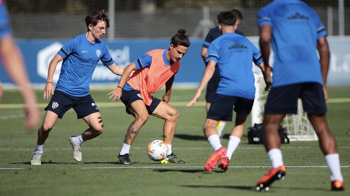 Jaime Seoane controla la pelota ante la atenta mirada de sus compañeros