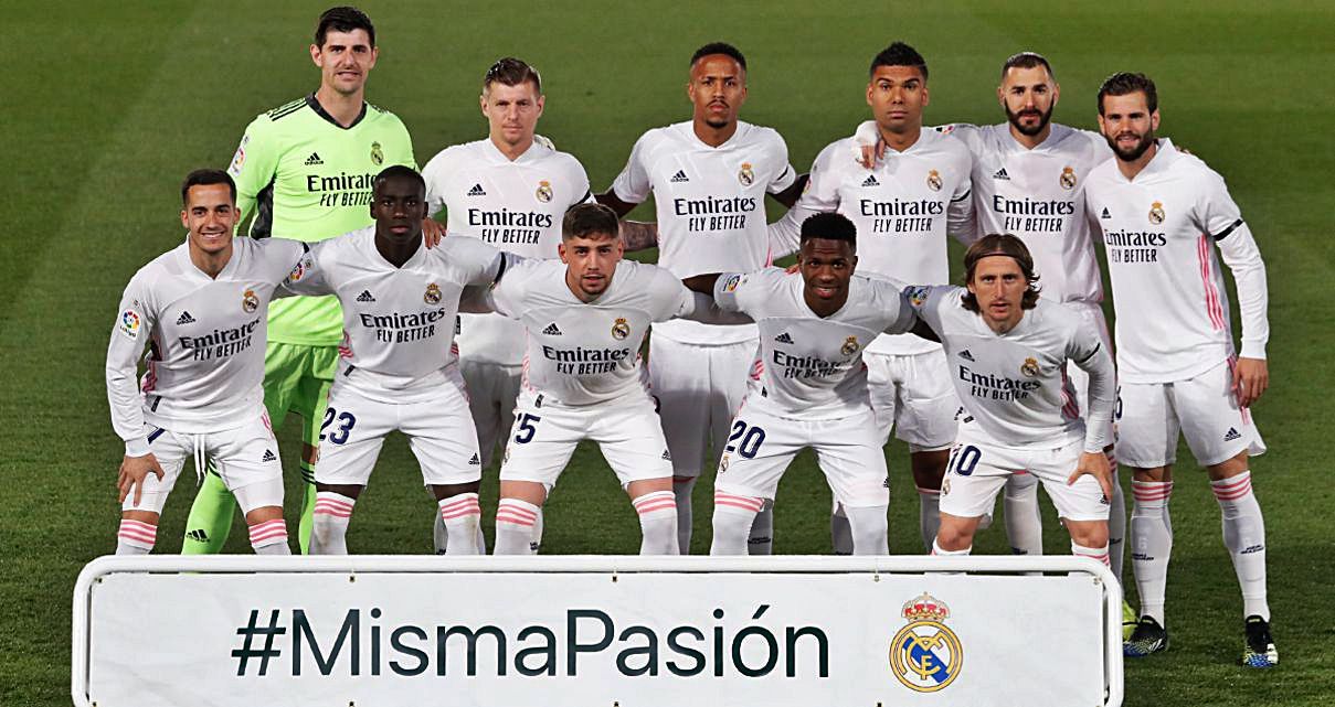 La formación del Real Madrid, con el lema de Misa