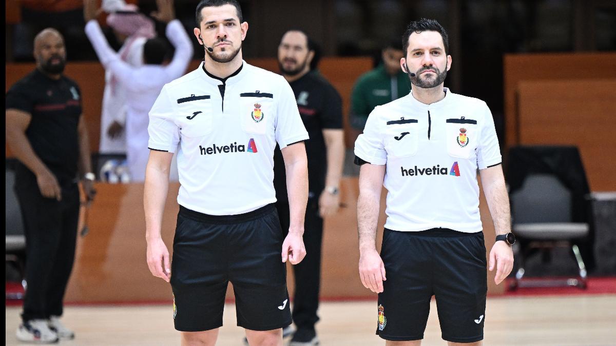 Representación valenciana de la Saudi Handball Federation Cup, el árbitro valenciano Miguel Soria, junto al asturiano Chus Álvarez, dirigieron el superclásico del balonmano saudí.