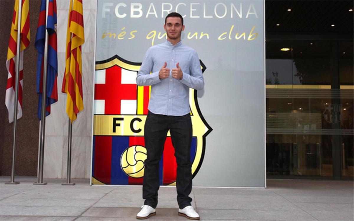Vermaelen posó con el escudo del Barça