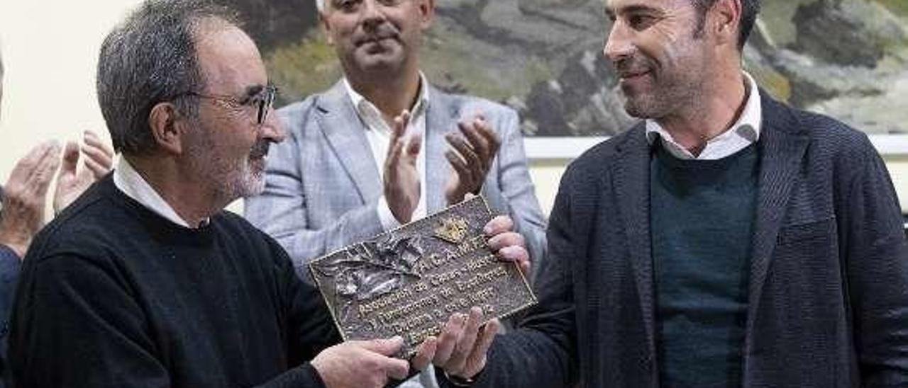 Javier Casares recibe la placa de Ibón Arbaiza. // B. Lorenzo/E. Sarmiento