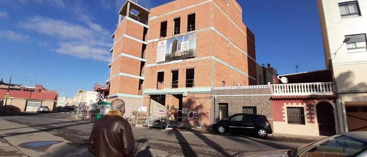 La construcción del albergue de Cáritas Diocesana en Vila-real avanza según lo previsto entre las calles Lluc y Sant Mateu.