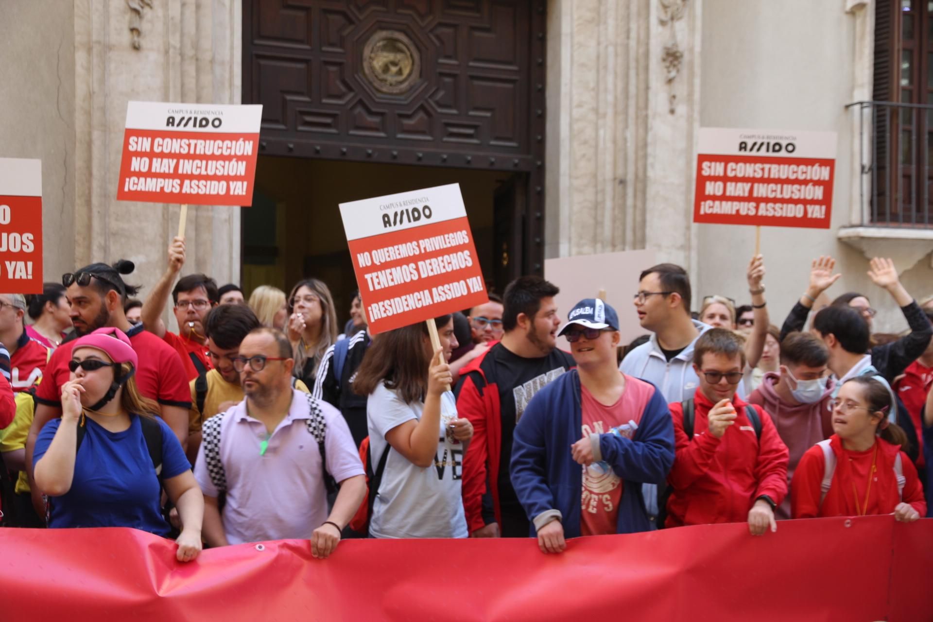 Concentración de Assido en Murcia ante la CHS