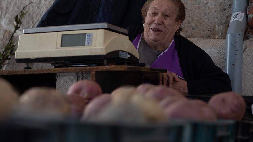 Aurora, el bastión de la marquesina del Mercado de Abastos de Zamora: 44 años como hortelana
