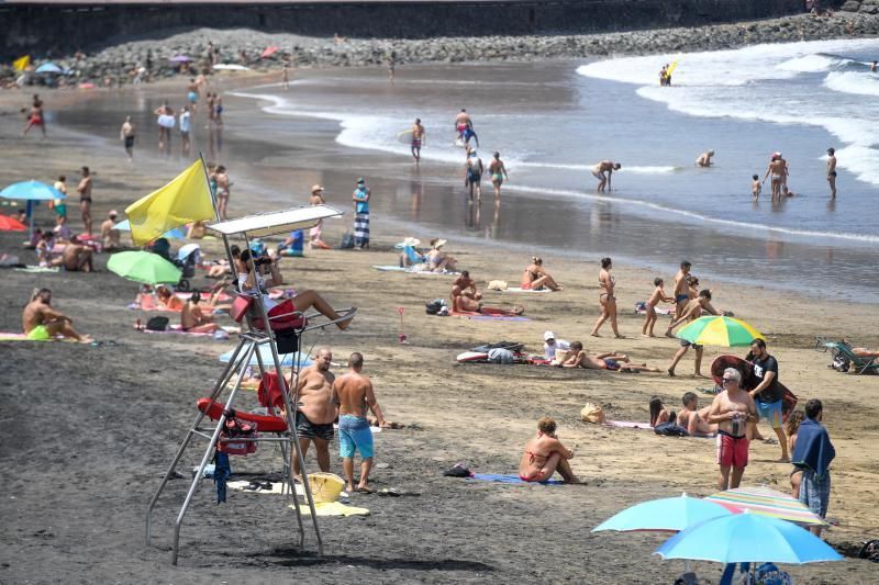 06-09-20  GRAN CANARIA. PLAYA DE LAS CANTERAS.  LAS PALMAS DE GRAN CANARIA. Reportaje de jóvenes y Covid por la ciudad. Fotos: Juan Castro.  | 06/09/2020 | Fotógrafo: Juan Carlos Castro