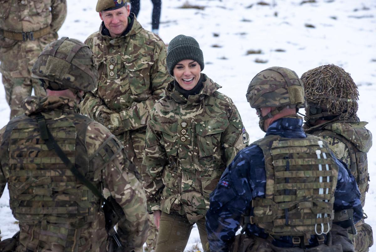 La Princesa de Gales, Catalina practica simulacros de soldados heridos durante su visita al 1er Batallón de Guardias Irlandeses en un ejercicio de entrenamiento cerca de Salisbury, sur de Inglaterra, el 8 de marzo de 2023