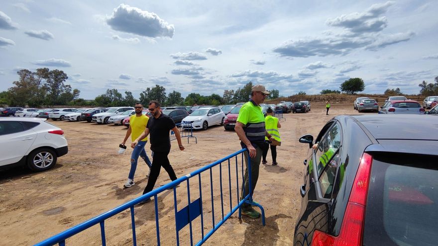 Los aparcamientos del ferial de Badajoz se quedan pequeños para los días grandes