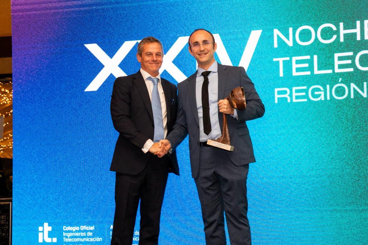 Emilio Lozano, director general en ingeniería de Kerberos, recoge el premio de manos de Ignacio Martos, director para Administraciones Públicas en Levante en Minsait.