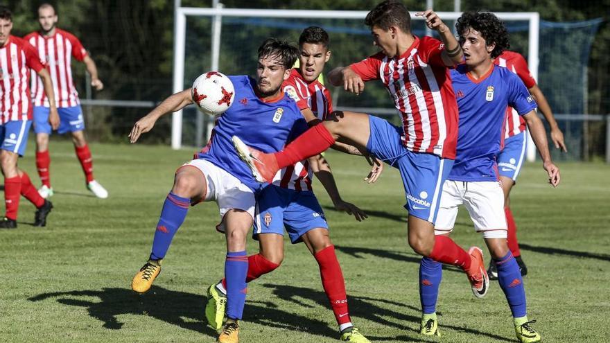 Una acción de un partido entre el Oviedo B y el Sporting B.
