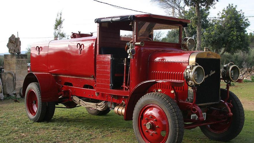 Primer vehículo de bomberos.