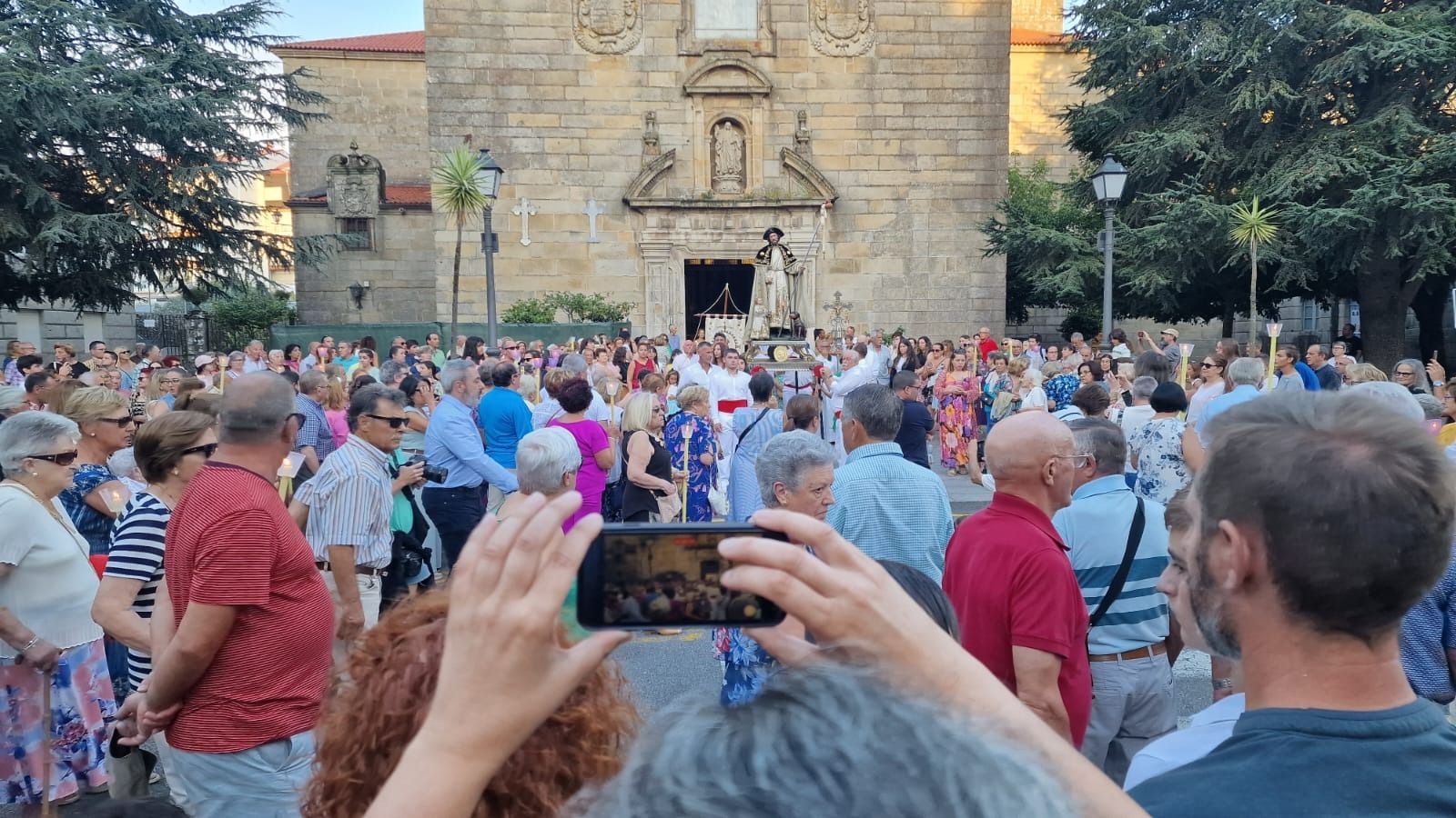 Así ha transcurrido la procesión que devuelve la imagen de San Roque a la iglesia de Vilagarcía.