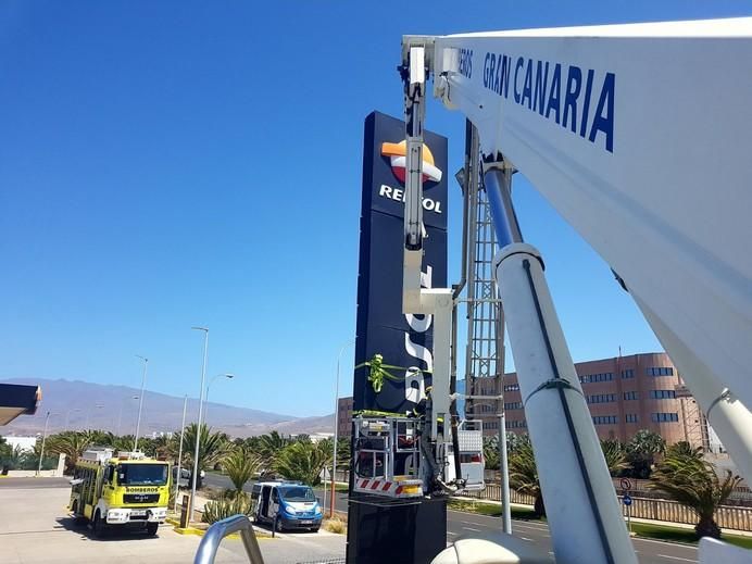 A punto de desprenderse una plancha de metal en una gasolinera de Arinaga