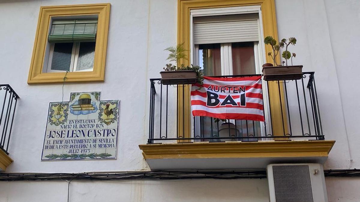 Bandera con el lema "este año sí" de apoyo al Athletic en la calle Pureza.