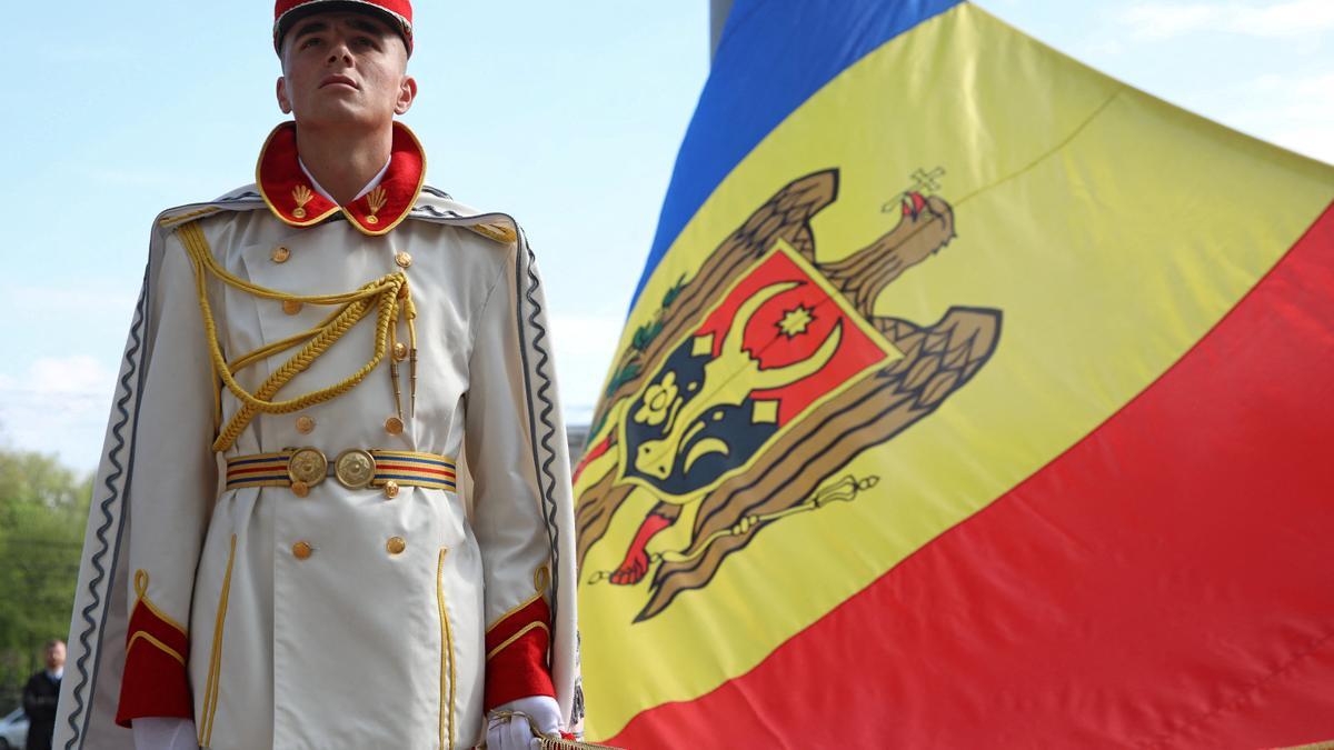 Un miembro de la guardia de honor sostiene la bandera de Moldavia durante una ceremonia en Chisinau.