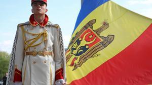 Un miembro de la guardia de honor sostiene la bandera de Moldavia durante una ceremonia en Chisinau. 