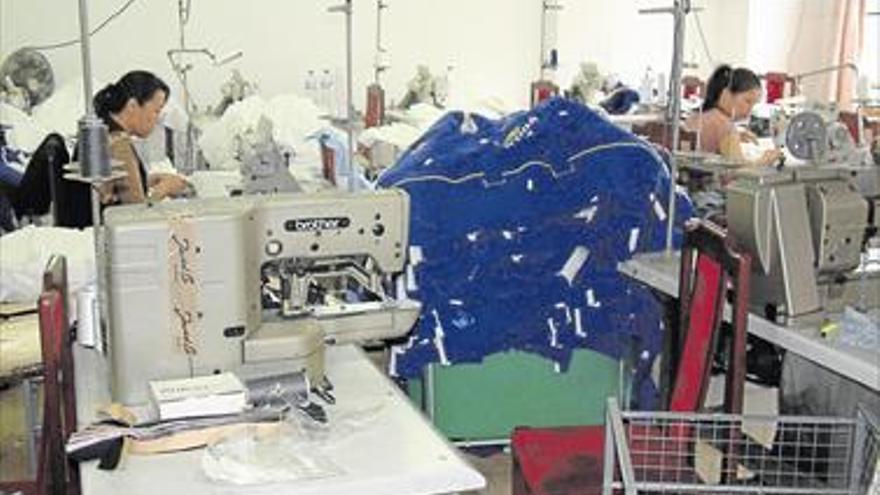 La policía cierra 44 talleres ilegales de textil y calzado
