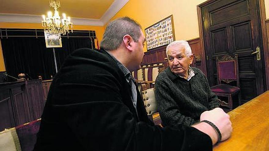 Ramón Argüelles, a la izquierda, charlando con Víctor Argentino, ayer, en el Ayuntamiento de Lena.