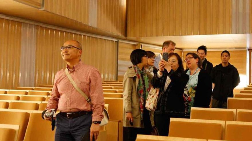 Un grupo de japoneses visita las instalaciones del Ramos Carrión.