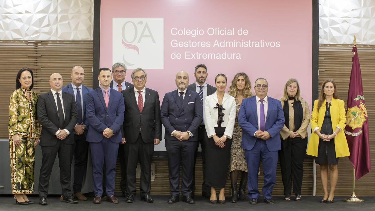 Autoridades, homenajeados y nuevos colegiados del Colegio de Gestores Administrativos de Extremadura.
