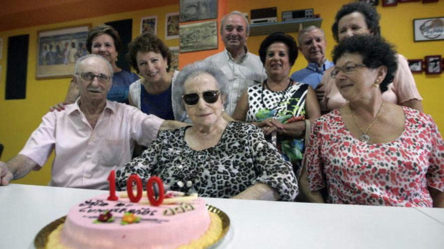 María rodeada de los suyos mientras celebra su 100 cumpleaños.