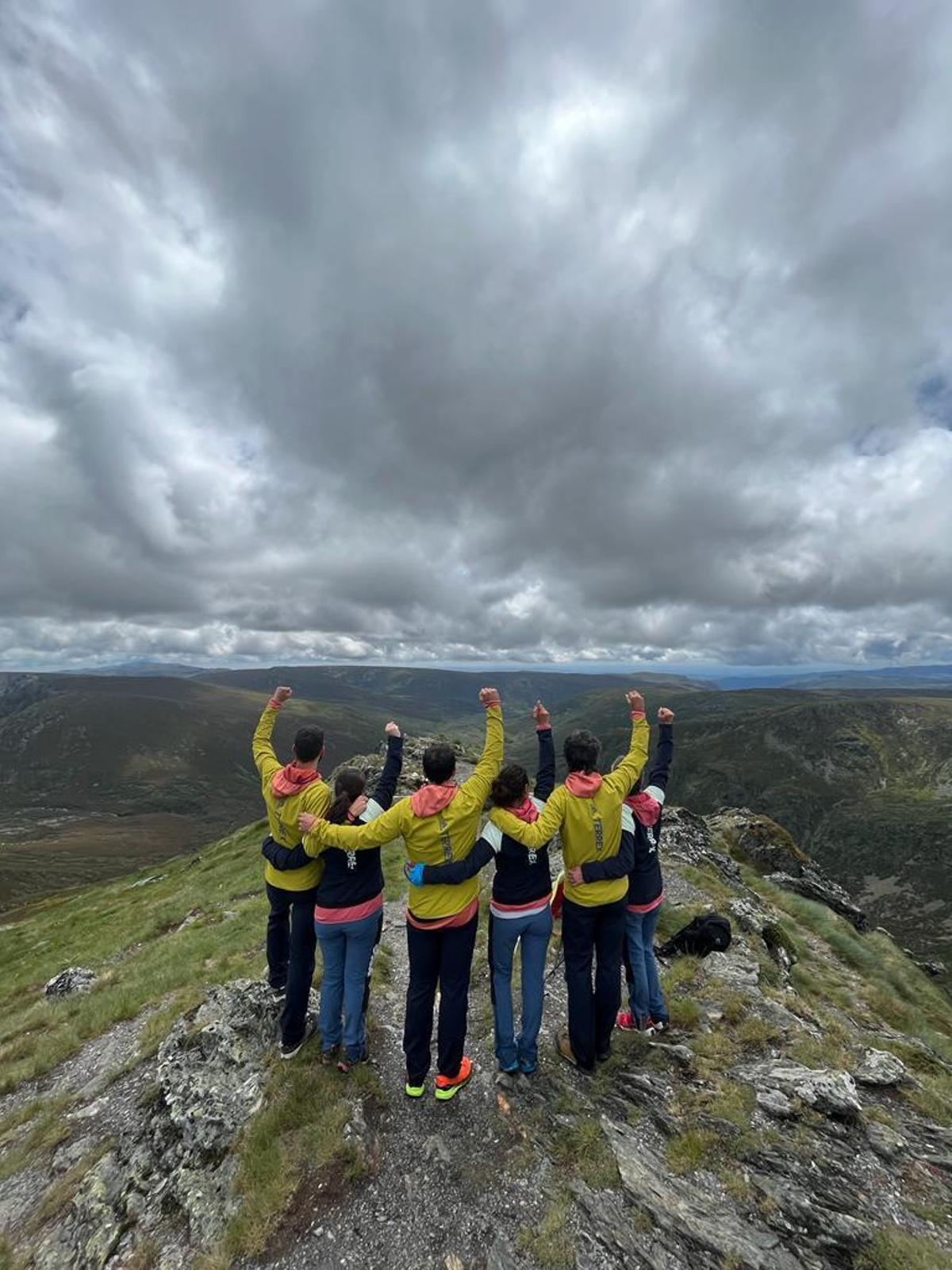 Los componentes de la expedición que coronó Pena Trevinca en el marco del proyecto A Pulmón celebran su llegada al 'techo' de Galicia.