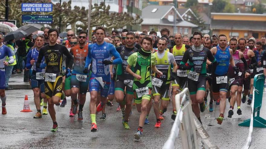 Los primeros compases de la carrera, con Diego Martín -de azul en el centro de la imagen- ya al frente de la prueba.