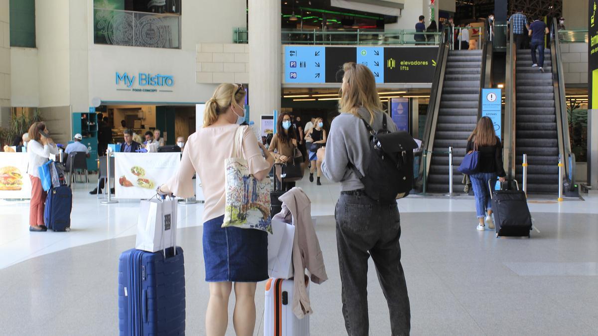 Pasajeros en el aeropuerto de Lisboa