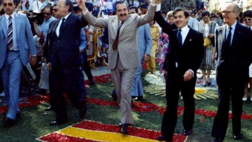 Imagen de la primera visita del entonces presidente Alfonsín a Lalín. Recorrió las calles de la localidad con el presidente gallego Fernández Albor y el alcalde Cuiña ante el clamor popular.