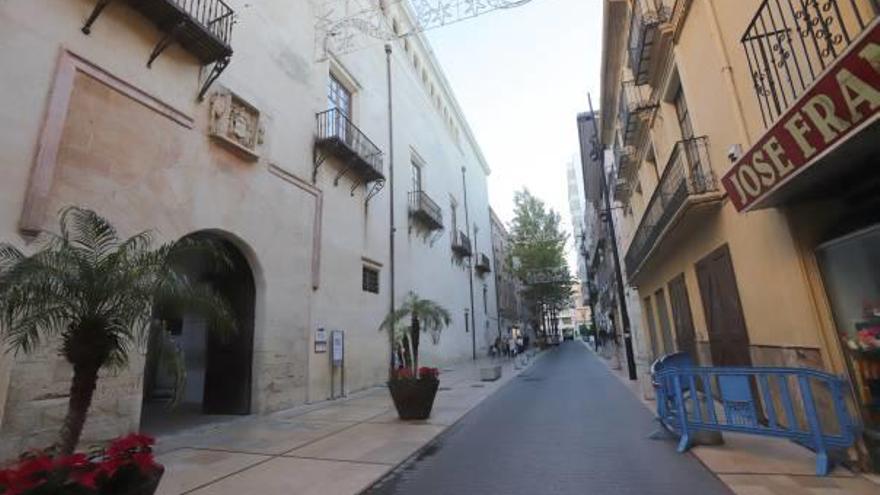 Más vallas El ayuntamiento acota otro edificio con desprendimientos en el Centre Històric