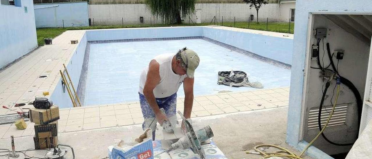 Uno de los trabajadores encargados de la remodelación de la piscina de Silleda. // Bernabé/Javier Lalín