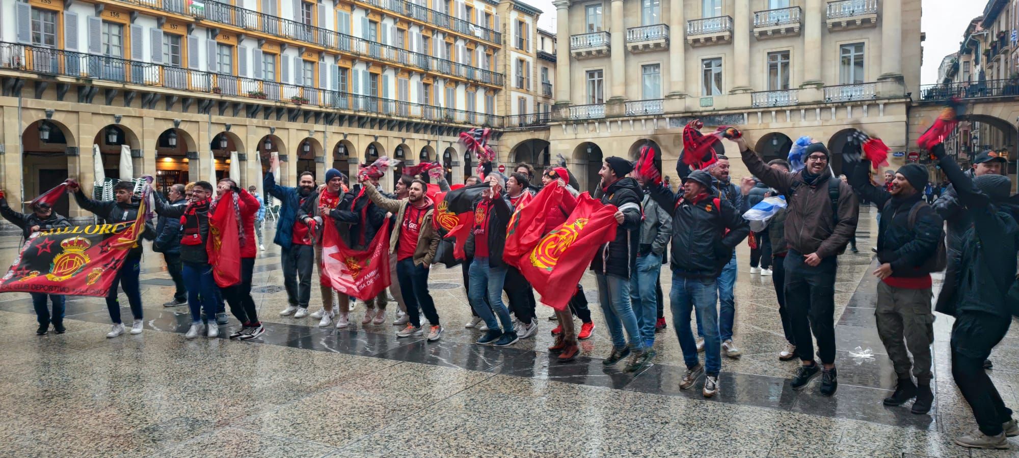 Los aficionados del Real Mallorca comienzan a invadir San Sebastián