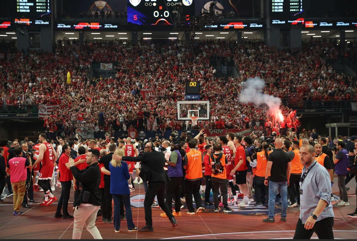 Bengalas en el OAKA entre los aficionados del Olympiacos.