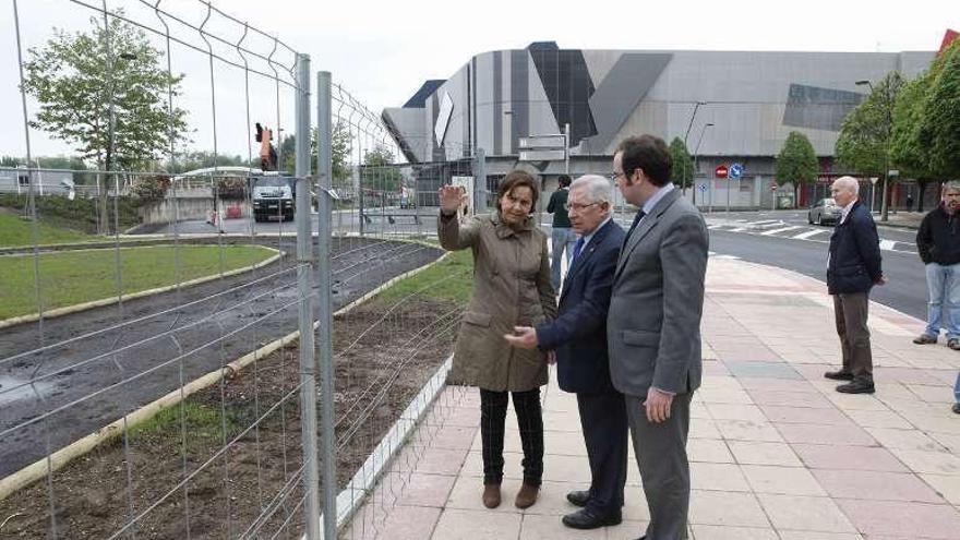 Moriyón, Arrieta y Álvarez Cachero observan el estado de la pista.