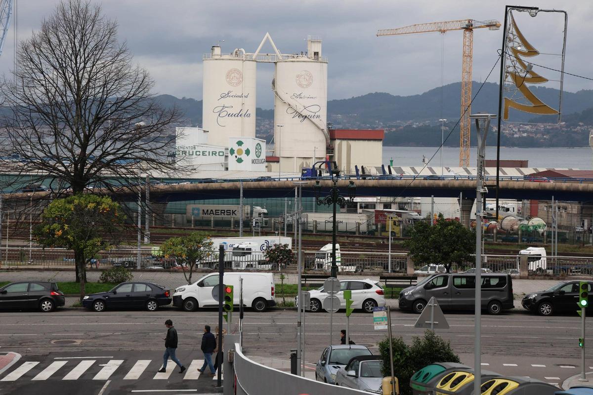 Vista de los silos desde la calle Julia Minguillón