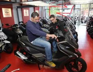 La moto, el vehículo de moda en A Coruña: récord de matriculaciones desde 2008