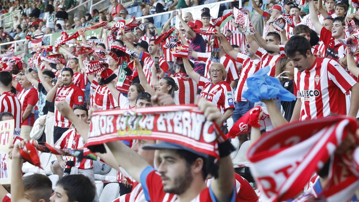 AFICIONADOS DEL SPORTING EN LAS GRADAS DE EL SARDINERO