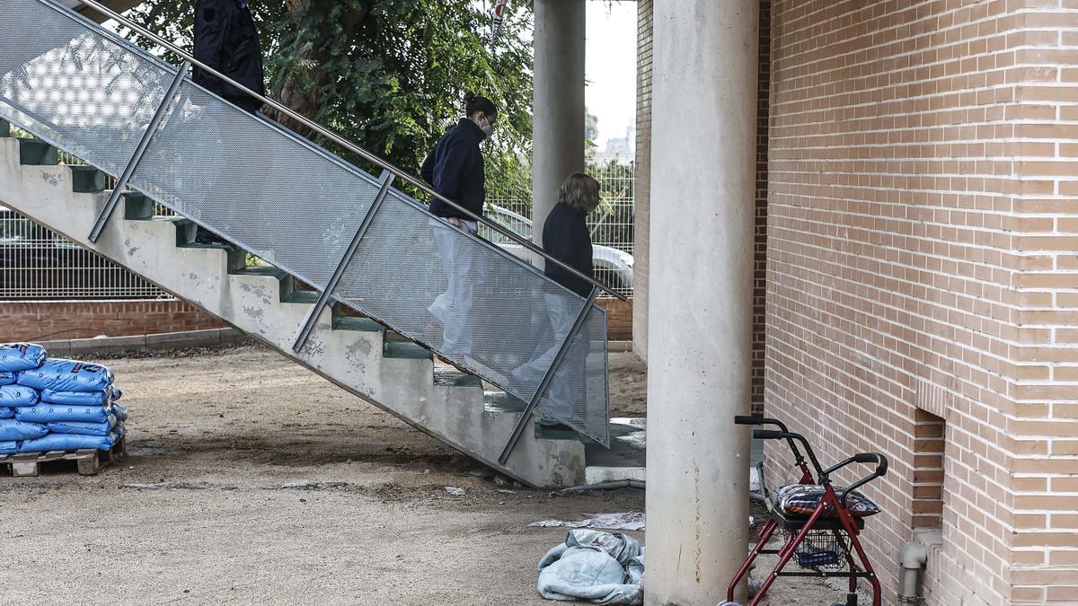 Varios personas bajan las escaleras de la Residencia de la Tercera Edad de Moncada donde esta pasada noche se ha producido un incendio, a 19 de enero de 2022, en Moncada, Valencia