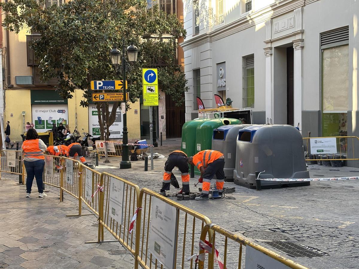 Reposición del adoquinado en la plaza del Teatro, en el Centro de Málaga.