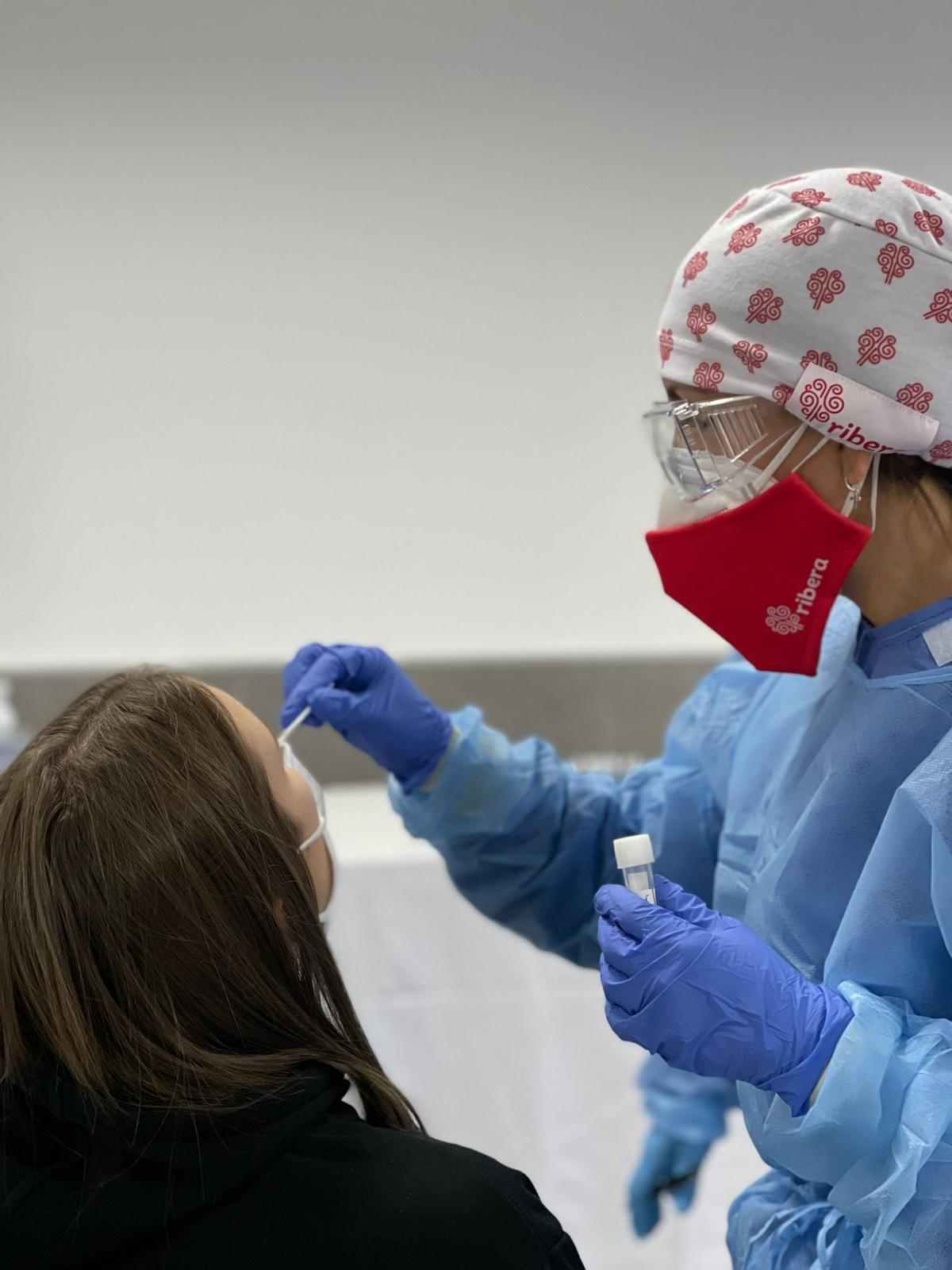 CORONAVIRUS SÍNTOMAS | Descubren el que podría ser el primer síntoma de los contagiados por la variante Ómicron