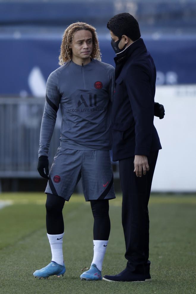 Xavi Simons, junto a Nasser Al Khelaifi, en una fotografía de archivo en 2022 EFE/EPA/YOAN VALAT