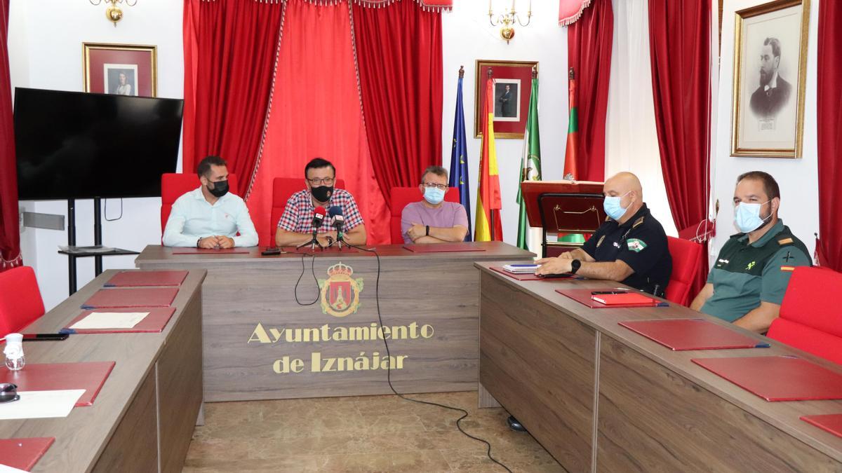 Reunión en el Ayuntamienton de Iznájar en la que se ha decidido la suspensión de las fiestas patronales.