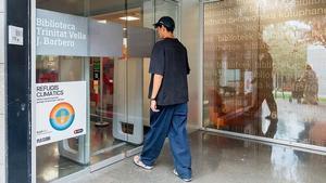 Un joven entra en la biblioteca Trinitat Vella